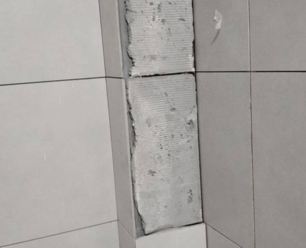 兰考瓷砖空鼓维修公司分享下瓷砖施工前基层浇水润湿程度不足，可能导致以下问题
