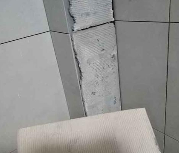 兰考瓷砖空鼓维修公司分享下厨房瓷砖脱落的补救措施。